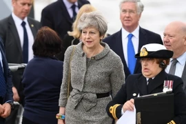 Thủ tướng Anh Theresa May (giữa) tham dự sự kiện Ngày Quân đội tại Liverpool. (Ảnh: AFP/TTXVN)