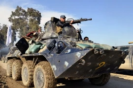 Lực lượng cảnh sát Iraq trong chiến dịch chống IS ở phía tây thành phố Mosul ngày 5/3 vừa qua. (Ảnh: EPA/TTXVN)