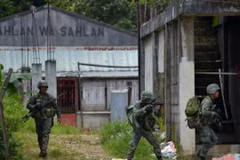 Binh sỹ Philippines tuần tra tại Marawi trong chiến dịch truy quét phiến quân. (Ảnh: AFP/TTXVN)