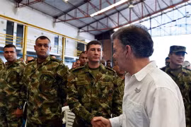 Tổng thống Colombia Juan Manuel Santos (phải) và các binh sỹ thuộc không lực Colombia. (Ảnh: THX/TTXVN)