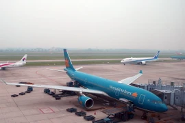 Máy bay của Vietnam Airlines tại sân bay quốc tế Nội Bài, Hà Nội. (Ảnh: Huy Hùng/TTXVN)