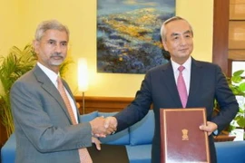 Bí thư Đối ngoại S Jaishankar (ảnh, trái) và Đại sứ Nhật Bản tại Ấn Độ Kenji Hiramatsu (ảnh, phải) trao đổi công hàm ngoại giao. (Ảnh: Kyodo/TTXVN)