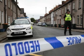 Cảnh sát tuần tra tại khu vực Newport ở Wales, nơi ba nghi phạm từng bị bắt trước đó. (Ảnh: AFP/TTXVN)