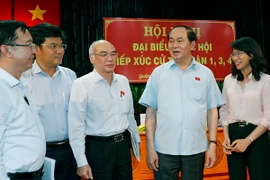 Chủ tịch nước Trần Đại Quang với các cử tri. (Ảnh: Nhan Sáng/TTXVN)