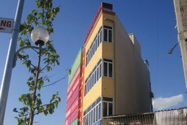 Một ngôi nhà có hình thù kỳ quái ở gần ngã tư Võ Chí Công-Xuân La. (Ảnh: Đỗ Phương Anh/TTXVN)