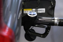 Bơm xăng cho ôtô tại trạm xăng. (Ảnh: AFP/TTXVN)