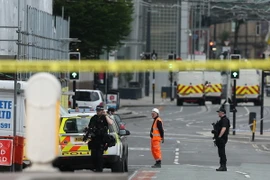 Cảnh sát phong tỏa hiện trường vụ nổ ở sân vận động Manchester để phục vụ công tác điều tra. (Ảnh: EPA/TTXVN)