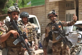 Lực lượng đặc nhiệm chống khủng bố của Iraq tiến vào quận Al-Oraibi, phía tây Mosul, trong chiến dịch giải phóng thành phố này từ phiến quân IS ngày 14/5 vừa qua. (Ảnh: AFP/TTXVN)