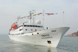 Tàu mẹ "Hướng Dương Hồng 09" mang theo tàu Giao Long rời thành phố Thanh Đảo, tỉnh Sơn Đông bắt đầu chuyến thám hiểm ngày 6/2 vừa qua. (Ảnh: THX/TTXVN)