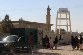 Cảnh sát điều tra tại hiện trường vụ đánh bom ở Lashkar Gah, tỉnh Helmand ngày 10/1. (Ảnh: EPA/TTXVN)