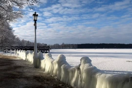 Băng giá trên hồ Elk ở thị trấn Elk, đông bắc Ba Lan ngày 7/1. (Ảnh: EPA/TTXVN)