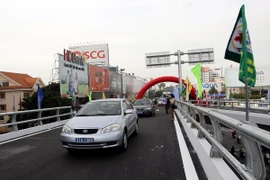 Thông xe cầu vượt tại nút giao đường Trường Sơn-Tân Sơn Nhất- Bình Lợi-Vành đai ngoài. (Ảnh: Hoàng Hải/TTXVN)