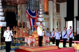 Nhà vua Maha Vajiralongkorn (giữa) tại lễ ký ban hành Hiến pháp năm 2017. (Ảnh: EPA/TTXVN)