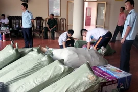 Hàng tạp hóa không rõ nguồn gốc bị thu giữ. (Ảnh minh họa: Nguyễn Hoàng/TTXVN)