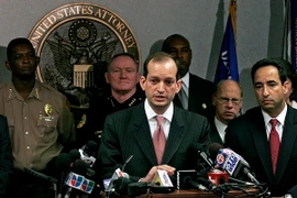 Ông Alexander Acosta - giữa. (Ảnh: EPA/TTXVN)