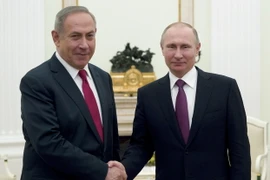 Tổng thống Nga Vladimir Putin (phải) và Thủ tướng Israel Benjamin Netanyahu (trái). (Ảnh:AFP/TTXVN)