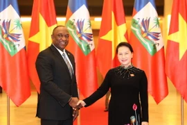 Chủ tịch Quốc hội Nguyễn Thị Kim Ngân đón Chủ tịch Thượng viện kiêm Chủ tịch Quốc hội Cộng hòa Haiti Youri Latortue. (Ảnh: Trọng Đức/TTXVN)