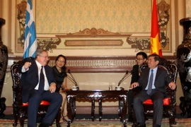 Chủ tịch UBND TP Hồ Chí Minh Nguyễn Thành Phong tiếp Bộ trưởng Bộ Ngoại giao Hy Lạp Nikos Kotzias đang thăm chính thức Việt Nam. (Ảnh: Thanh Vũ/TTXVN)