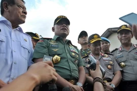 Tổng tư lệnh quân đội Gatot Nurmantyo - thứ hai, bên trái. (Ảnh: EPA/TTXVN)