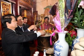 Lãnh đạo tỉnh Phú Thọ dâng hương, hoa tưởng niệm các Vua Hùng tại Đền Thượng. (Ảnh: Trung Kiên/TTXVN)