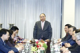 Thủ tướng Nguyễn Xuân Phúc đến thăm và nói chuyện với cán bộ, nhân viên Phái đoàn Đại diện thường trực Việt Nam tại Liên hợp quốc. (Ảnh: Thống Nhất/TTXVN)