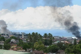 Khói bốc lên từ các địa điểm của phiến quân bị không kích ở Maraw. (Ảnh: AFP/TTXVN)