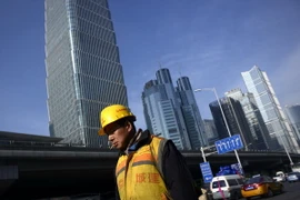 Một công trình đang được xây dựng tại Bắc Kinh của Trung Quốc ngày 16/12/2016. (Ảnh: AFP/TTXVN) 