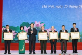 Chủ tịch nước Trần Đại Quang trao giải cho các tác giả đạt Giải thưởng Giải thưởng Nhà nước về Khoa học và Công nghệ ngày 15/01 vừa qua. (Ảnh: Nhan Sáng/TTXVN)