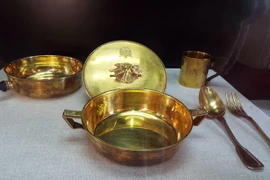 Đồ dùng nhà bếp mạ vàng do ngự xưởng chế tác.