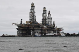Một nhà máy lọc dầu ngập trong nước lũ sau bão Harvey tại bang Port Aransas, bang Texas, Mỹ ngày 27/8 vừa qua. (Ảnh: AFP/TTXVN)