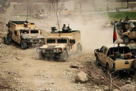 Lực lượng an ninh Afghanistan trong chiến dịch chống IS tại huyện Kot, tỉnh Nangarhar. (Ảnh: THX/TTXVN)