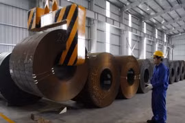 Công nhân SMC Tân Tạo vận chuyển thép cuộn. (Ảnh: Hoàng Hải/TTXVN)