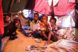 Trẻ em tại một trại tị nạn ở Mogadishu, Somalia ngày 12/2 vừa qua. (Ảnh: THX/TTXVN)