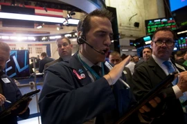 Giao dịch viên tại Sàn giao dịch chứng khoán New York của Mỹ. (Ảnh: AFP/TTXVN)