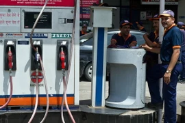 Cửa hàng bán xăng dầu. (Ảnh: EPA/TTXVN)