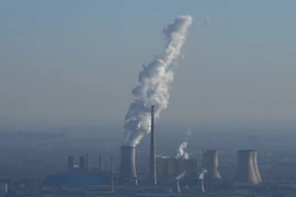 Khí thải từ một nhà máy gây ô nhiễm không khí ở ngoại ô Bắc Kinh, Trung Quốc ngày 23/12/2016. (Ảnh: AFP/TTXVN)