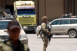 Binh sỹ Mỹ tại thị trấn Tabqa, cách thành phố Raqa ở Syria khoảng 55km về phía Tây ngày 29/6 vừa qua. (Ảnh: AFP/TTXVN)