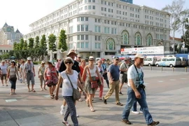 Du khách quốc tế tham quan phố đi bộ Nguyễn Huệ, Thành phố Hồ Chí Minh. (Ảnh: An Hiếu/TTXVN)