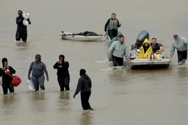 Cảnh ngập lụt do mưa lớn trong bão Harvey ở Houston, bang Texas ngày 27/8 vừa qua. (Ảnh: AFP/TTXVN)