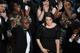 Bộ phim Moonlight của đạo diễn Barry Jenkins (giữa) được trao giải Phim truyện xuất sắc nhất sau khi giải thưởng danh giá này bị trao nhầm cho phim La La Land. (Ảnh: AFP/TTXVN)