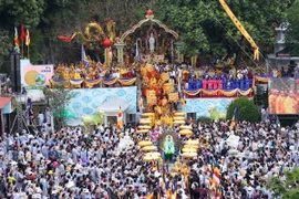 Nghi thức rước Đức Bồ Tát Quán Thế Âm tại lễ hội. (Ảnh: Trần Lê Lâm/TTXVN)