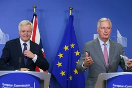 Bộ trưởng phụ trách vấn đề Brexit của Anh, David Davis (trái) và Trưởng đoàn đàm phán châu Âu về Brexit Michel Barnier (phải) tại vòng đàm phán mới ở Brussels, Bỉ ngày 17/7. (Ảnh: AFP/TTXVN)