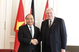 Thủ tướng Nguyễn Xuân Phúc gặp Thủ hiến Bang Hessen ông Volker Bouffler. (Ảnh: Thống Nhất/TTXVN)