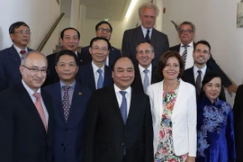 Thủ tướng Nguyễn Xuân Phúc và Chủ tịch Hội đồng Liên bang, Thủ hiến bang Rheinland-Pfalz bà Malu Dreyer với các đại biểu. (Ảnh: Thống Nhất/TTXVN)