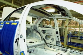 Công nhân lắp ráp xe VIOS. (Ảnh: AFP/TTXVN)