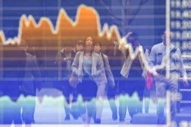 Bảng điện tử niêm yết chỉ số chứng khoán ở Tokyo, Nhật Bản ngày 24/4. (Ảnh: AFP/TTXVN)