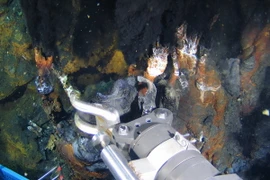 Tàu Giao Long thu thập các mẫu trong chuyến thám hiểm Ấn Độ Dương hồi tháng 1/2015. (Ảnh: THX/TTXVN)