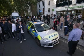 Cảnh sát Anh làm nhiệm vụ tại hiện trường vụ nổ. (Ảnh: AFP/TTXVN)