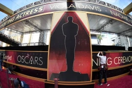 Các nhân viên gấp rút hoàn tất công tác chuẩn bị cho lễ trao giải Oscar lần thứ 89 diễn ra tại Hollywood, bang California, Mỹ. (Ảnh: AFP/TTXVN )