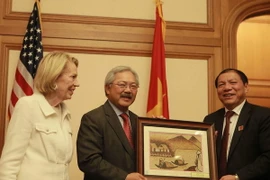 Gặp Trợ lý Thống đốc Bang California Ken Alex. (Ảnh: Đoàn Hùng-Thanh Tuấn/Vietnam+)Tặng quà lưu niệm cho Thị trưởng San Francisco Edwin Lee